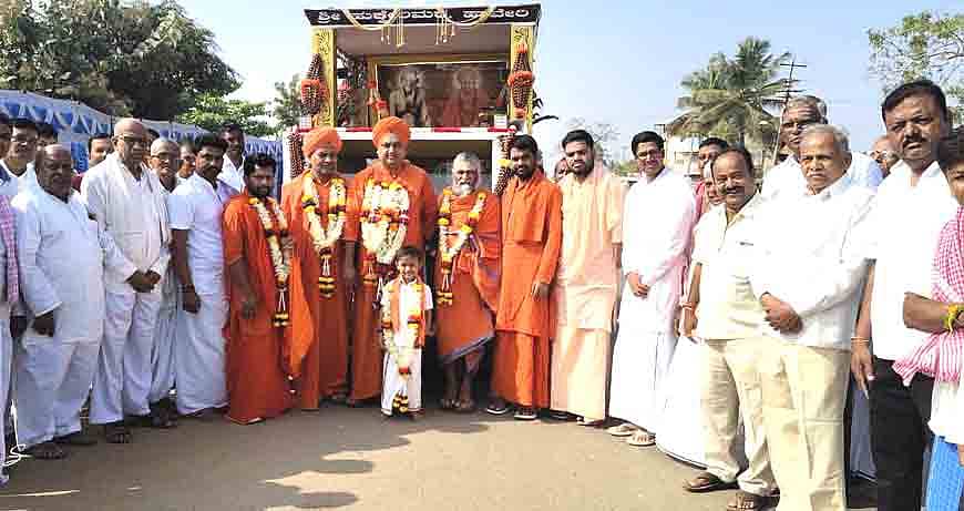 ಹಾವೇರಿ ಹುಕ್ಕೇರಿಮಠದ ಶಿಕ್ಷಣ ಸಂಸ್ಥೆಗಳ ಸುವರ್ಣ ಮಹೋತ್ಸವ, ಜಾತ್ರಾ ಮಹೋತ್ಸವ, ಹಾಗೂ ಪ್ರಸಾದ ನಿಲಯದ ಅಮೃತೋತ್ಸವ ಮತ್ತು ರಜತ ತುಲಾಭಾರ ಕಾರ್ಯಕ್ರಮದ ಅಂಗವಾಗಿ ನಡೆದ ಜನಜಾಗೃತಿ ಪಾದಯಾತ್ರೆಯ ಸಭೆಯಲ್ಲಿ ಪಾಲ್ಗೊಳ್ಳಲು ಗುತ್ತಲ ಪಟ್ಟಣಕ್ಕೆ ಬಂದ ಸದಾಶಿವ ಸ್ವಾಮೀಜಿ ನೇತೃತ್ವದ ಸ್ವಾಮೀಜಿಗಳ ತಂಡವನ್ನು ಭಕ್ತರು ಸ್ವಾಗತಿಸಿದರು