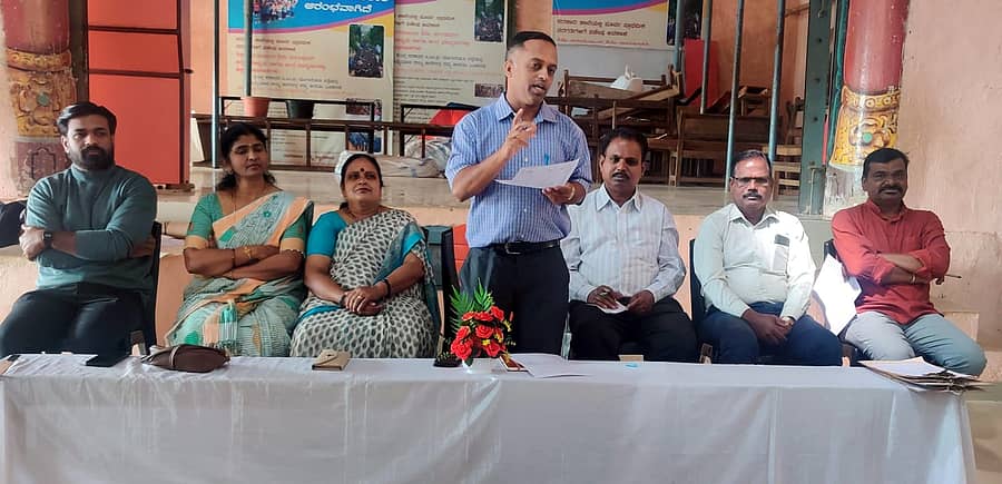 ಸೋಮವಾರಪೇಟೆ ಚನ್ನಬಸಪ್ಪ ಸಭಾಂಗಣದಲ್ಲಿ ಪೌಢಶಾಲಾ ವಿದ್ಯಾರ್ಥಿಗಳಿಗೆ ಅಯೋಜಿಸಿದ್ದ ಪ್ರಾಚ್ಯ ಪ್ರಜ್ಞೆ ಕುರಿತ ಸ್ಪರ್ಧೆಗಳನ್ನು ಕ್ಷೇತ್ರ ಸಮನ್ವಯಾಧಿಕಾರಿ ಎಂ.ವಿ.ಮಂಜೇಶ್ ಉದ್ಘಾಟಿಸಿ ಮಾತನಾಡಿದರು