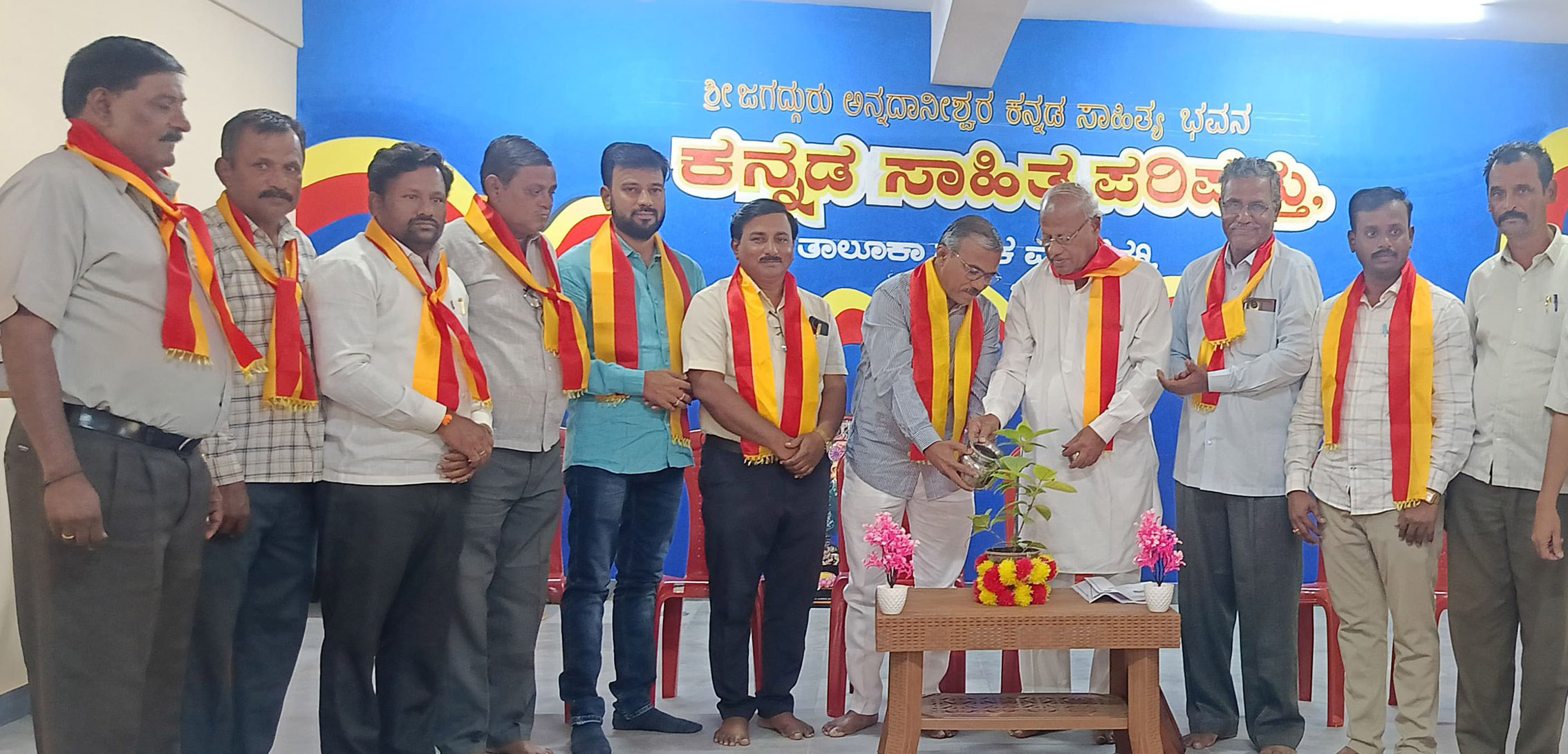 ಮುಂಡರಗಿಯ ಜಗದ್ಗುರು ಅನ್ನದಾನೀಶ್ವರ ಕನ್ನಡ ಸಾಹಿತ್ಯ ಭವನದಲ್ಲಿ ಹಮ್ಮಿಕೊಂಡಿದ್ದ ಶರಣ ಚಿಂತನ ಮಾಲೆ ಕಾರ್ಯಕ್ರಮವನ್ನು ಪ್ರಲ್ಹಾದ ಹೊಸಮನಿ ಉದ್ಘಾಟಿಸಿದರು