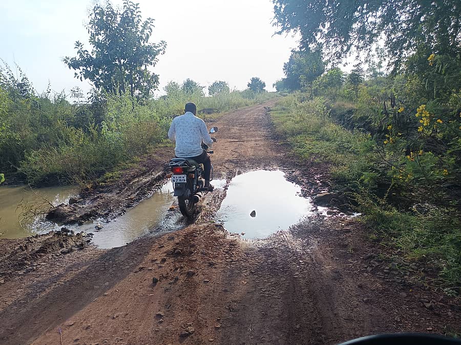 ಭಾಲ್ಕಿ ತಾಲ್ಲೂಕಿನ ಸಿಕಿಂದ್ರಬಾದ ವಾಡಿಯ ಮುಖ್ಯರಸ್ತೆಗೆ ಸಂಪರ್ಕ ಕಲ್ಪಿಸುವ ಕಚ್ಚಾ ರಸ್ತೆಯಲ್ಲಿ ನಿರ್ಮಾಣವಾಗಿರುವ ತಗ್ಗು, ಗುಂಡಿ ಮಧ್ಯೆ ಚಲಿಸುತ್ತಿರುವ ವಾಹನಗಳು