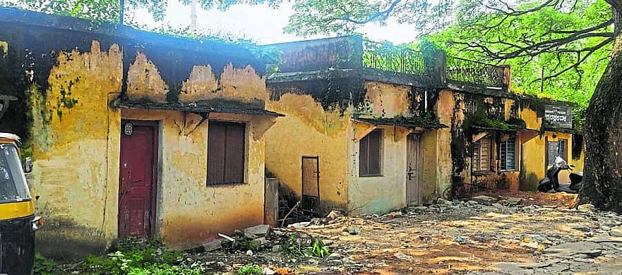 <div class="paragraphs"><p>ಬಂಗಾರಪೇಟೆ ನಗರದ ಪುರಸಭೆ ವಸತಿಗೃಹಗಳ ಸ್ಥಿತಿ</p></div><div class="paragraphs"></div><div class="paragraphs"><p><br></p></div>