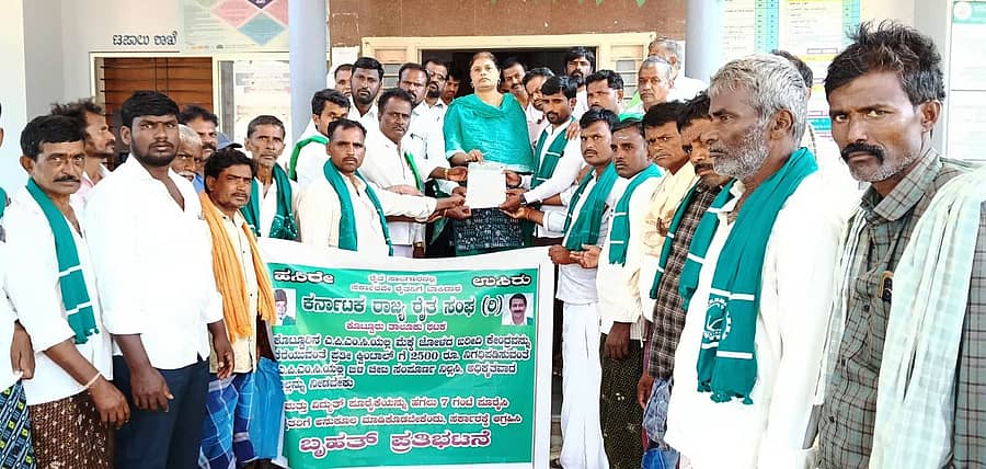 ಕೊಟ್ಟೂರಿನ ತಾಲ್ಲೂಕು ಕಚೇರಿಯಲ್ಲಿ ರೈತ ಸಂಘದ ಪದಾಧಿಕಾರಿಗಳು ಮೆಕ್ಕೆಜೋಳ ಖರೀದಿ ಕೇಂದ್ರ ತೆರೆಯುವಂತೆ ಒತ್ತಾಯಿಸಿ ಸೋಮವಾರ ಗ್ರೇಡ್– 2 ತಹಶೀಲ್ದಾರ್ ಎಂ.ಪ್ರತಿಭಾ ಅವರಿಗೆ ಮನವಿ ಸಲ್ಲಿಸಿದರು