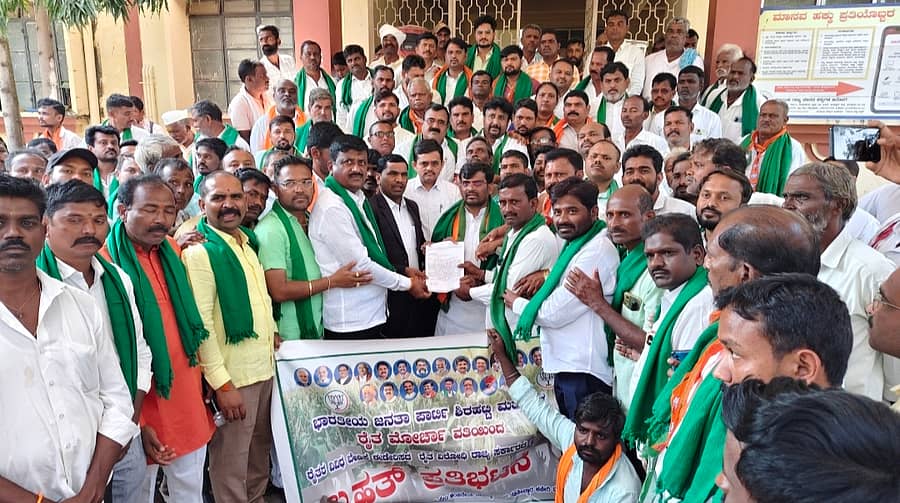 ವಿವಿಧ ಬೇಡಿಕೆ ಈಡೇರಿಸಬೇಕೆಂದು ಒತ್ತಾಯಿಸಿ ಶಿರಹಟ್ಟಿ ತಾಲ್ಲೂಕು ಬಿಜೆಪಿ ರೈತ ಮೊರ್ಚಾ ವತಿಯಿಂದ ಎ.ಸಿ ಗಂಗಪ್ಪ ಎಂ. ಅವರಿಗೆ ಸೋಮವಾರ ಮನವಿ ಸಲ್ಲಿಸಲಾಯಿತು