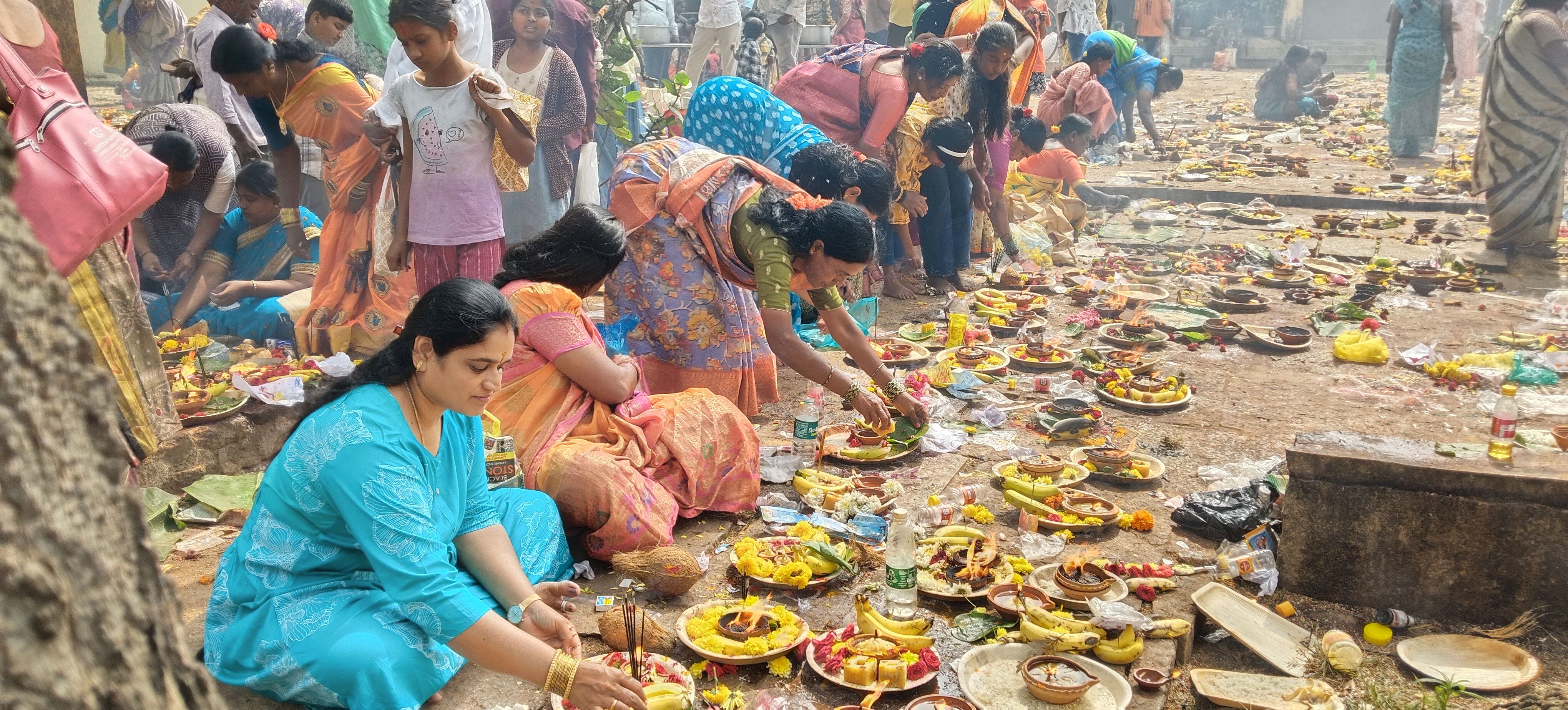 ಚಿಕ್ಕಬಳ್ಳಾಪುರ ತಾಲ್ಲೂಕಿನ ನಂದಿ ಗ್ರಾಮದ ಭೋಗ ನಂದೀಶ್ವರ ದೇವಸ್ಥಾನ ಆವರಣದಲ್ಲಿ ಪೂಜಾ ನಿರತವಾಗಿರುವ ಮಹಿಳೆಯರು