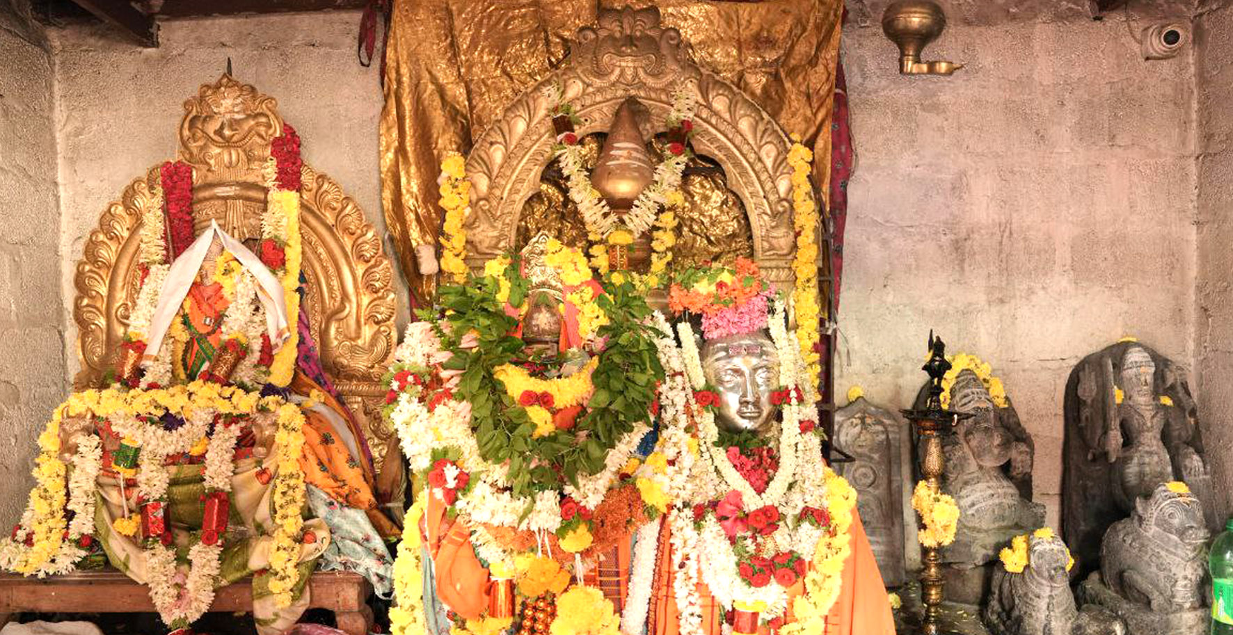 ಕಿಕ್ಕೇರಿ ಹೋಬಳಿಯ ಸಾಸಲು ಸೋಮೇಶ್ವರ ದೇವರಿಗೆ ಸೋಮವಾರ ಅಲಂಕಾರ ಮಾಡಲಾಗಿತ್ತು