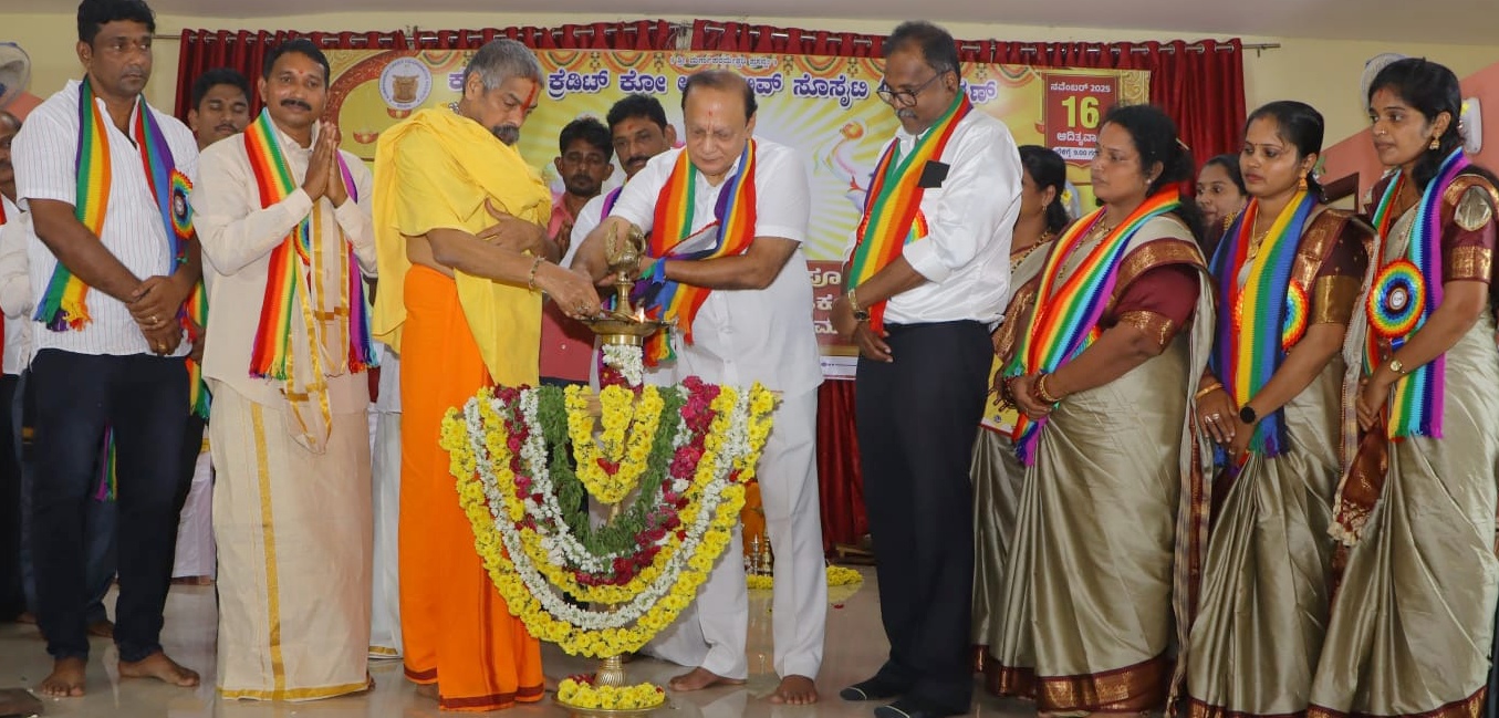 ಕಾರ್ಕಳ ತಾಲ್ಲೂಕಿನ ಬೆಳ್ಮಣ್ ಕುಂಭ ನಿಧಿ ಕ್ರೆಡಿಟ್ ಕೋ ಅಪರೆಟಿವ್ ಸೊಸೈಟಿಯ ಸ್ವಸಹಾಯ ಸಂಘಗಳ ಒಕ್ಕೂಟದ ಉದ್ಘಾಟನೆ ಹಾಗೂ ಶ್ರೀ ಲಕ್ಷ್ಮಿ ಪೂಜೆಯನ್ನು ಮಾಣಿಲ ಶ್ರೀ ಉದ್ಘಾಟಿಸಿದರು