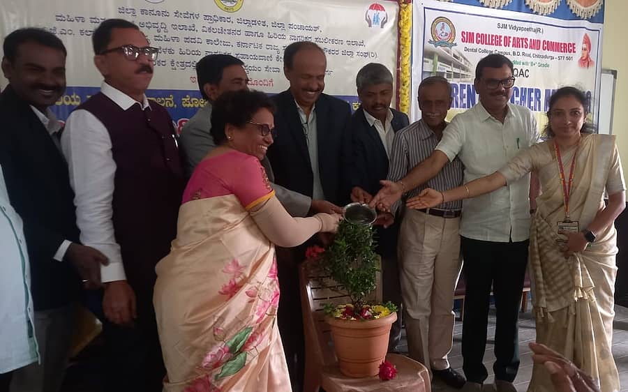 ಎಸ್.ಜೆ.ಎಂ ಕಲಾ ಮತ್ತು ವಾಣಿಜ್ಯ ಮಹಾವಿದ್ಯಾಲಯದಲ್ಲಿ ನಡೆದ ಹಿರಿಯ ನಾಗರಿಕರ ಪಾಲನೆ, ಪೋಷಣೆ ಮತ್ತು ಸಂರಕ್ಷಣಾ ಕಾಯ್ದೆ 2007ರ ಅರಿವು ಕಾರ್ಯಕ್ರಮವನ್ನು ಹಿರಿಯ ನ್ಯಾಯಾಧೀಶ ಎಂ.ವಿಜಯ್ ಉದ್ಘಾಟಿಸಿದರು