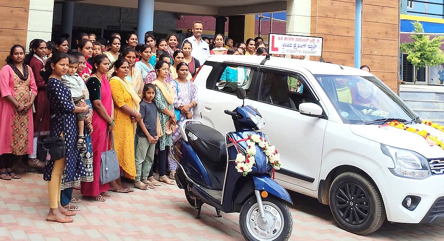 ಉಚಿತ ವಾಹನ ಚಾಲನಾ ತರಬೇತಿಗೆ ನೊಂದಾಯಿಸಿಕೊಂಡಿರುವ ಮಹಿಳೆಯರೊಂದಿಗೆ ಹಿತಚಿಂತನ ಚಾರಿಟಬಲ್ ಟ್ರಸ್ಟ್ ವ್ಯವಸ್ಥಾಪಕ ಟ್ರಸ್ಟಿ ವಿ.ರಾಮಸ್ವಾಮಿ ಹಾಜರಿದ್ದರು.