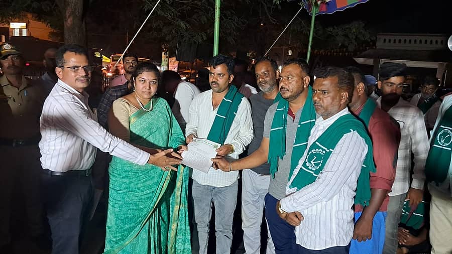 ಗುಂಡ್ಲುಪೇಟೆ ಪಟ್ಟಣದ ತಾಲ್ಲೂಕು ಕಚೇರಿ ಮುಂಭಾಗ ರೈತರು ನಡೆಸುತ್ತಿರುವ ಅಹೋರಾತ್ರಿ ಧರಣಿ ಸ್ಥಳದಲ್ಲಿ ಜಿಲ್ಲಾಧಿಕಾರಿ ಶಿಲ್ಪಾನಾಗ್ ಮನವಿ ಸ್ವೀಕರಿಸಿದರು