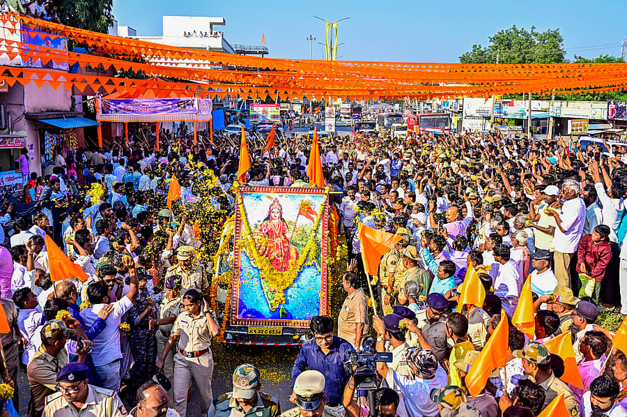 <div class="paragraphs"><p>ಚಿತ್ತಾಪುರ ಪಟ್ಟಣದಲ್ಲಿ ರಾಷ್ಟ್ರೀಯ ಸ್ವಯಂ ಸೇವಕ ಸಂಘದ ಗಣವೇಷಧಾರಿಗಳು ಆಕರ್ಷಕ ಪಥಸಂಚಲನ ನಡೆಸಿದರು –ಪ್ರಜಾವಾಣಿ ಚಿತ್ರ</p></div>