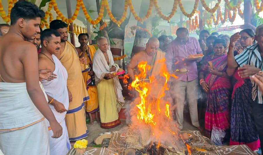 ಕಾರ್ತಿಕ ಮಾಸದ ಕಡೇ ಸೋಮವಾರದ ನಿಮಿತ್ತ ಶ್ರೀರಂಗಪಟ್ಟಣದ ಜಿಬಿ ಗೇಟ್ ಬಳಿ, ಕಾವೇರಿ ನದಿ ತೀರದಲ್ಲಿರುವ ಚಂದ್ರಮೌಳೇಶ್ವರಸ್ವಾಮಿ ದೇವಾಲಯದಲ್ಲಿ ರುದ್ರ ಹೋಮ ನಡೆಯಿತು