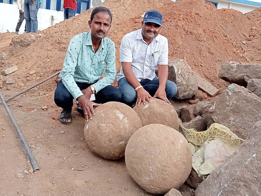 ಶ್ರೀರಂಗಪಟ್ಟಣದ ಕೆನರಾ ಬ್ಯಾಂಕ್‌ ಶಾಖೆ ಪಕ್ಕದಲ್ಲಿ, ಎಲ್‌ಐಸಿ ಶಾಖಾ ಕಚೇರಿ ಕಟ್ಟಡ ನಿರ್ಮಾಣಕ್ಕೆ ತಳಪಾಯ ತೆಗೆಯುವಾಗ ಸೋಮವಾರ ಮೂರು ಕಲ್ಲಿನ ಗುಂಡುಗಳು ಸಿಕ್ಕಿವೆ