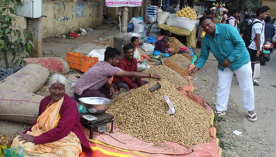 ಆನೇಕಲ್ನ ಚಿನ್ನಪ್ಪ ಸ್ವಾಮಿ ದೇವಾಲಯದಲ್ಲಿ ಕಡೇ ಕಾರ್ತೀಕ ಸೋಮವಾರದ ಪ್ರಯುಕ್ತ ಆಯೋಜಿಸಿದ್ದ ಕಡಲೆಕಾಯಿ ಪರಿಷೆಯಲ್ಲಿ ಕಡಲೆಕಾಯಿ ಅಂಗಡಿಗಳ ನೋಟ