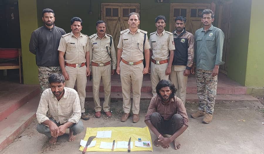 ನಾಗರಹೊಳೆ ಅರಣ್ಯ ಆನೆಚೌಕೂರು ವಲಯದ ಅರಣ್ಯದಲ್ಲಿ ವನ್ಯಪ್ರಾಣಿ ಭೇಟೆಗೆ ಯತ್ನಿಸಿದ ಆರೋಪ ಮೇಲೆ ಅರಣ್ಯ ಇಲಾಖೆ ಸಿಬ್ಬಂದಿ ಬಂಧಿಸಿರುವ ಆರೋಪಿಗಳು