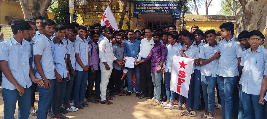 ಕುಷ್ಟಗಿಯಲ್ಲಿ ವಿದ್ಯಾರ್ಥಿಗಳು ವಿವಿಧ ಬೇಡಿಕೆ ಈಡೇರಿಕೆಗೆ ಒತ್ತಾಯಿಸಿ ಶಿಕ್ಷಣಾಧಿಕಾರಿಗೆ ಮನವಿ ಸಲ್ಲಿಸಿದರು