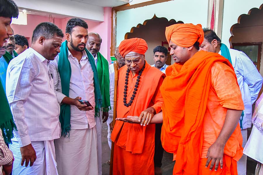 ಕೊಪ್ಪಳ ತಾಲ್ಲೂಕಿನ ಹಿರೇಬಗನಾಳ ಗ್ರಾಮಕ್ಕೆ ಭೇಟಿ ನೀಡಿದ ಗದಗಿನ ತೋಂಟದಾರ್ಯ ಮಠದ ತೋಂಟದಾರ್ಯ ಸ್ವಾಮೀಜಿಗೆ ಕಾರ್ಖಾನೆಗಳ ದೂಳಿನಿಂದ ಕಪ್ಪಡರಿದ ತಮ್ಮ ಕೈಗಳನ್ನು ತೋರಿಸುತ್ತಿರುವ ಗವಿಮಠ ಜಹಗೀರ ಶಾಖಾ ಮಠದ ಗುರು ಶಾಂತವೀರ ಶಿವಾಚಾರ್ಯರು –ಪ್ರಜಾವಾಣಿ ಚಿತ್ರ/ಭರತ್ ಕಂದಕೂರ