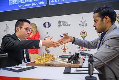 <div class="paragraphs"><p>ಆಟದ ಆರಂಭದಲ್ಲಿ ಹಸ್ತಲಾಘವ ಮಾಡಿದ ವೀ ಯಿ (ಚೀನಾ) ಮತ್ತು ಅರ್ಜುನ್ ಇರಿಗೇಶಿ </p></div>