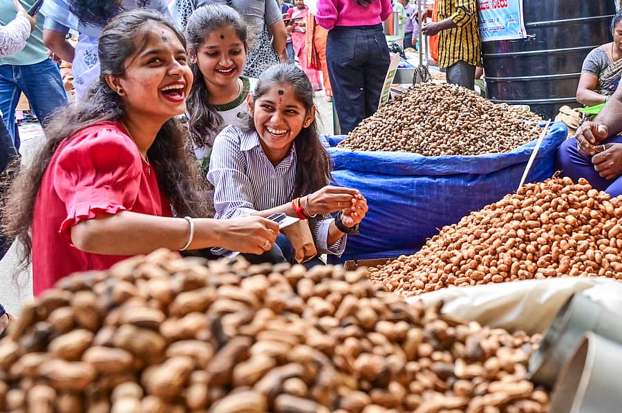 <div class="paragraphs"><p>ಬಸವನಗುಡಿಯಲ್ಲಿ ಸೋಮವಾರ ಯುವತಿಯರು ಸಂಭ್ರಮದಿಂದ ಕಡಲೆಕಾಯಿ ಖರೀದಿಸಿದರು </p></div>