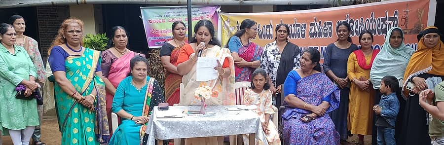 ವಿರಾಜಪೇಟೆಯ ಸರ್ಕಾರಿ ಉರ್ದು ಕಿರಿಯ ಪ್ರಾಥಮಿಕ ಶಾಲೆಯಲ್ಲಿ ಈಚೆಗೆ ನಡೆದ ಕಾರ್ಯಕ್ರಮದಲ್ಲಿ ಹಿಂದೂ ಮಲಯಾಳಿ ಮಹಿಳಾ ಅಸೋಸಿಯೇಷನ್ ಅಧ್ಯಕ್ಷೆ ಶೀಭಾ ಪೃಥ್ವಿನಾಥ್ ಮಾತನಾಡಿದರು