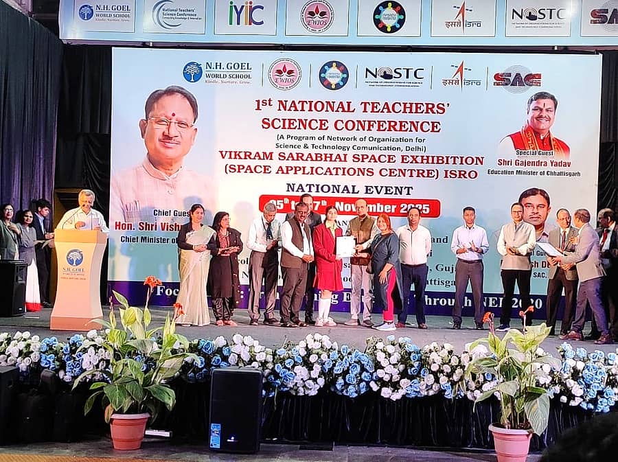 ಛತ್ತೀಸ್‌ಗಡ ರಾಜ್ಯದ ರಾಯಪುರದಲ್ಲಿ ನಡೆದ ಕಾರ್ಯಕ್ರಮದಲ್ಲಿ ಛತ್ತೀಸಗಡ ಮುಖ್ಯಮಂತ್ರಿ ವಿಷ್ಣುದೇವ ಸಾಯ್‌ ಅವರು ವಿದ್ಯಾರ್ಥಿನಿ ಭೂಮಿಕಾ ಅವರಿಗೆ ಪ್ರಶಸ್ತಿ ಪ್ರದಾನ ಮಾಡಿದರು