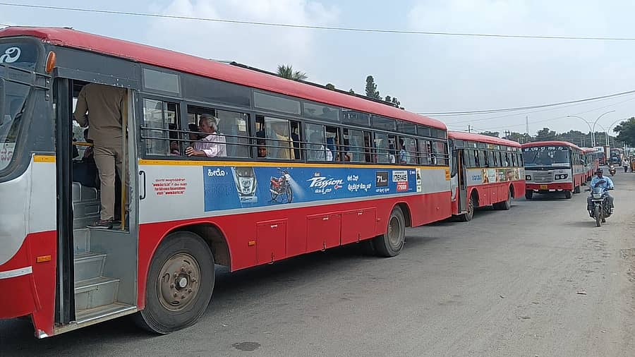 ದಾವಣಗೆರೆ ರಸ್ತೆ ರೈಲ್ವೆ ಗೇಟ್ ಬಳಿ ಸಾಲುಗಟ್ಟಿ ನಿಂತಿರುವ ಸಾರಿಗೆ ಸಂಸ್ಥೆ ಬಸ್ಗಳು