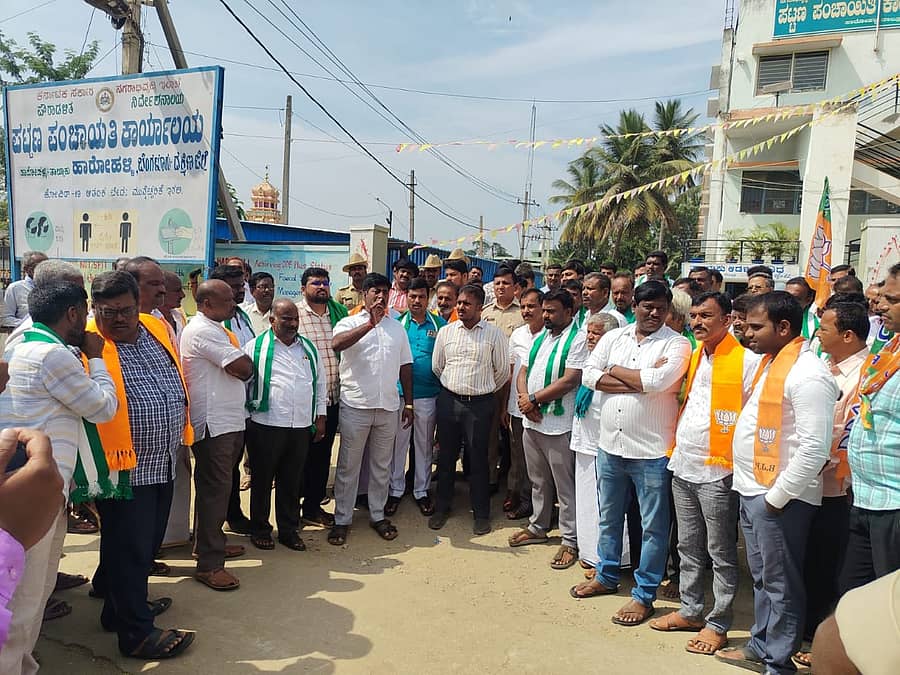 ಶಾಸಕ ಇಕ್ಬಾಲ್ ಹುಸೇನ್ ಮತ್ತು ಹಾರೋಹಳ್ಳಿ ತಹಶೀಲ್ದಾರ್‌ ವಿರುದ್ಧ ರೈತ ಸಂಘ ಹಾಗೂ ಮೈತ್ರಿ ಪಕ್ಷದ ಕಾರ್ಯಕರ್ತರು ಸೋಮವಾರ ತಾಲ್ಲೂಕು ಕಚೇರಿ ಎದುರು ಪ್ರತಿಭಟನೆ ನಡೆಸಿದರು.