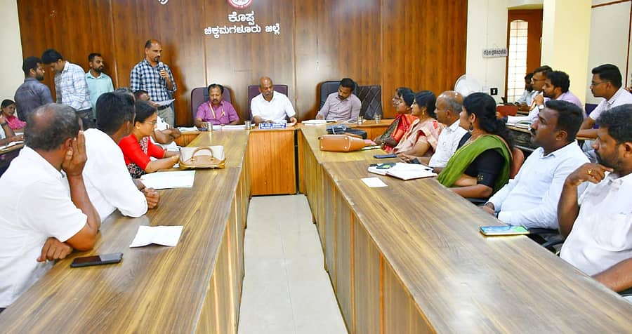 ಕೊಪ್ಪ ತಾಲ್ಲೂಕು ಪಂಚಾಯಿತಿ ಸಭಾಂಗಣದಲ್ಲಿ ಶೃಂಗೇರಿ ವಿಧಾನಸಭಾ ಕ್ಷೇತ್ರದ ಅಭಿವೃದ್ಧಿಗೆ ಕ್ರಿಯಾ ಯೋಜನೆ ರೂಪಿಸುವ ಸಂಬಂಧ ಶಾಸಕ ಟಿ.ಡಿ.ರಾಜೇಗೌಡ ಅವರ ಅಧ್ಯಕ್ಷತೆಯಲ್ಲಿ ಸಭೆ ನಡೆಯಿತು