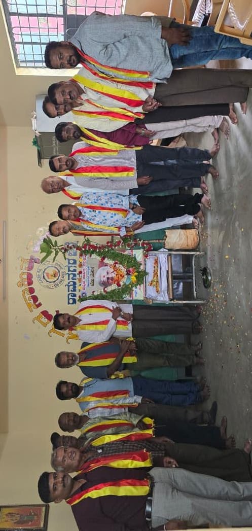 ರಾಮನಗರದಲ್ಲಿರುವ ಕನ್ನಡ ಸಾಹಿತ್ಯ ಪರಿಷತ್ ಕಚೇರಿಯಲ್ಲಿ ಸಾಲುಮರದ ತಿಮ್ಮಕ್ಕ ನುಡಿನಮನ ಶ್ರದ್ದಾಂಜಲಿ ಸಭೆ ನಡೆಯಿತು. ಸಾಹಿತಿಗಳಾದ ಜಿ.ಎಚ್. ರಾಮಯ್ಯ, ಡಾ. ಎಂ. ಬೈರೇಗೌಡ, ಉಪನ್ಯಾಸಕ ಡಾ. ನರಸಿಂಹಸ್ವಾಮಿ, ಪರಿಷತ್‌ನ ಜಿಲ್ಲಾಧ್ಯಕ್ಷ ಬಿ.ಟಿ. ನಾಗೇಶ್, ತಾಲ್ಲೂಕು ಅಧ್ಯಕ್ಷ ಬಿ.ಟಿ. ದಿನೇಶ್ ಬಿಳಗುಂಬ, ಸಂಚಾಲಕ ಬಿ.ಟಿ. ರಾಜೇಂದ್ರ ಹಾಗೂ ಇತರರು ಇದ್ದಾರೆ