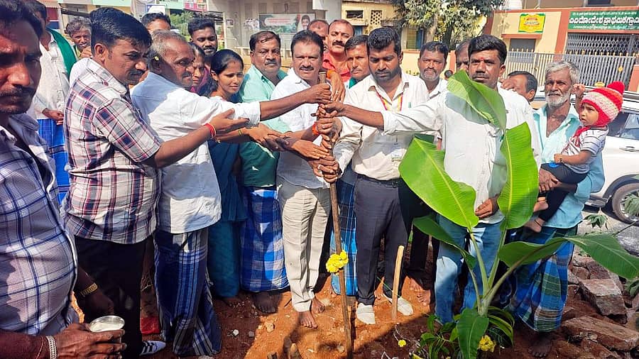 ಚನ್ನಪಟ್ಟಣ ತಾಲ್ಲೂಕಿನ ಸಿಂಗರಾಜಿಪುರ ಗ್ರಾಮದಲ್ಲಿ ಎಂಪಿಸಿಎಸ್ ನೂತನ ಕಟ್ಟಡ ನಿರ್ಮಾಣಕ್ಕೆ ಬಮೂಲ್ ನಿರ್ದೇಶಕ ಎಸ್. ಲಿಂಗೇಶ್ ಕುಮಾರ್ ಭೂಮಿಪೂಜೆ ನೆರವೇರಿಸಿದರು. ಚನ್ನಪಟ್ಟಣ ಬಮೂಲ್ ಶಿಬಿರ ಕಚೇರಿಯ ಉಪ ವ್ಯವಸ್ಥಾಪಕ ಡಾ. ಸಿ.ಆರ್.ಕಿರಣ್, ವಿಸ್ತರಣಾಧಿಕಾರಿ ಹೊನ್ನಪ್ಪ ಪೂಜಾರಿ ಇದ್ದರು