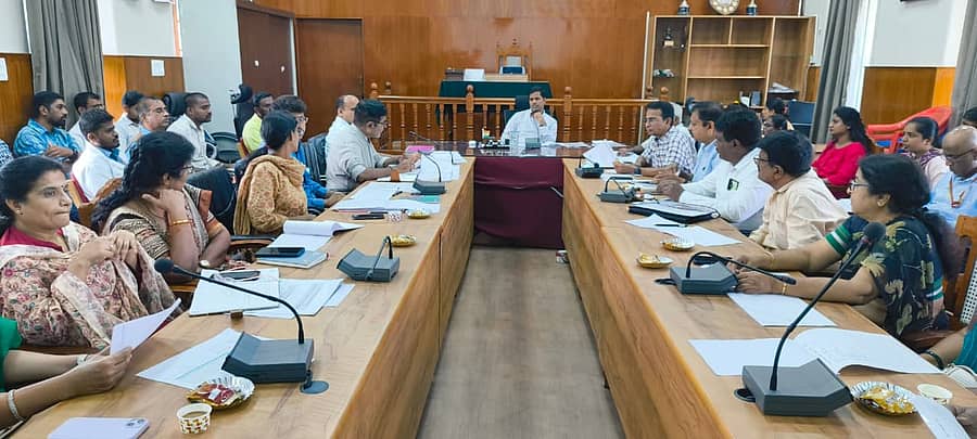 ಮಂಡ್ಯ ಜಿಲ್ಲಾಧಿಕಾರಿ ಕಚೇರಿ ಸಭಾಂಗಣದಲ್ಲಿ ಸೋಮವಾರ ರಾಷ್ಟ್ರೀಯ ಆರೋಗ್ಯ ಕಾರ್ಯಕ್ರಮಗಳ ಪ್ರಗತಿ ಪರಿಶೀಲನಾ ಸಭೆಯು ಜಿಲ್ಲಾಧಿಕಾರಿ ಕುಮಾರ ಅಧ್ಯಕ್ಷತೆಯಲ್ಲಿ ನಡೆಯಿತು