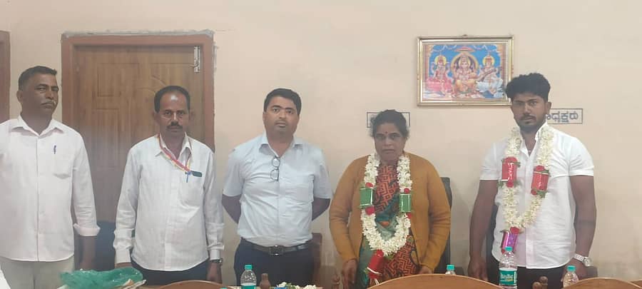ಯಸಳೂರು ಹೋಬಳಿಯ ಉಚ್ಚಂಗಿ ಗ್ರಾಮ ಪಂಚಾಯತಿ ಅಧ್ಯಕ್ಷೆ ತಾರಾ, ಉಪಾಧ್ಯಕ್ಷ ವಿನಯ್ ಅವರನ್ನು ಚುನಾವಣಾಧಿಕಾರಿ ಅಭಿನಂದಿಸಿದರು.