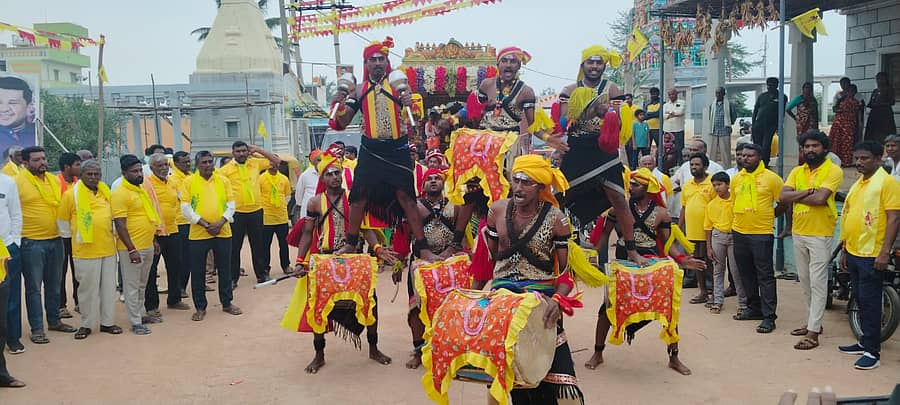 ಕುರುಬರಹಳ್ಳಿಯಲ್ಲಿ ನಡೆದ ಕನಕದಾಸ ಜಯಂತಿ ಪ್ರಯುಕ್ತ ನಡೆದ ಮೆರವಣಿಗೆಯಲ್ಲಿ ಗಮನಸೆಳೆದ ಡೊಳ್ಳುಕುಣಿತ