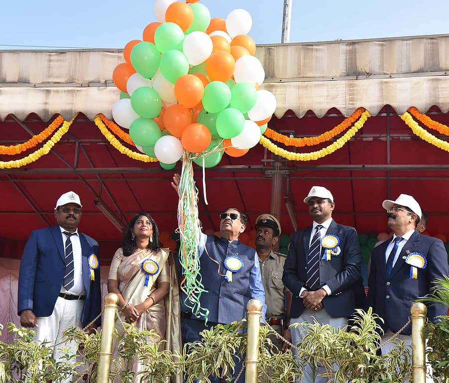 ತುಮಕೂರಿನಲ್ಲಿ ಸೋಮವಾರ ಪೊಲೀಸ್‌ ಕ್ರೀಡಾಕೂಟಕ್ಕೆ ಬಲೂನ್‌ ಹಾರಿ ಬಿಡುವ ಮೂಲಕ ಜಿಲ್ಲಾ ಉಸ್ತುವಾರಿ ಸಚಿವ ಜಿ.ಪರಮೇಶ್ವರ  ಚಾಲನೆ ನೀಡಿದರು. ಜಿಲ್ಲಾಧಿಕಾರಿ ಶುಭ ಕಲ್ಯಾಣ್, ಜಿಲ್ಲಾ ಪೊಲೀಸ್‌ ವರಿಷ್ಠಾಧಿಕಾರಿ ಕೆ.ವಿ.ಅಶೋಕ್, ಹೆಚ್ಚುವರಿ ಪೊಲೀಸ್‌ ವರಿಷ್ಠಾಧಿಕಾರಿ ಸಿ.ಗೋಪಾಲ್‌, ಪುರುಷೋತ್ತಮ್‌ ಉಪಸ್ಥಿತರಿದ್ದರು