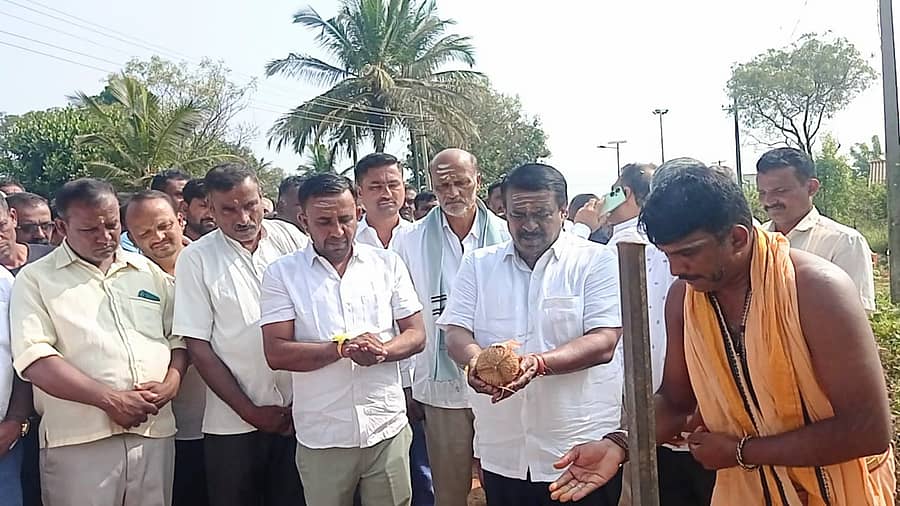ನುಗ್ಗೇಹಳ್ಳಿ ಹೋಬಳಿಯ ಚಿನ್ನೇನಹಳ್ಳಿಯಲ್ಲಿ ₹5 ಕೋಟಿ ವೆಚ್ಚದ ರಸ್ತೆ ಕಾಮಗಾರಿಗೆ ಶಾಸಕ ಸಿ.ಎನ್.ಬಾಲಕೃಷ್ಣ ಭೂಮಿ ಪೂಜೆ ನೆರವೇರಿಸಿದರು