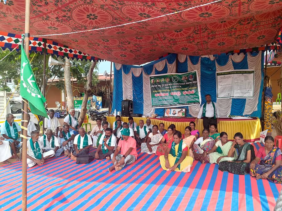 ಹನೂರು ತಾಲೂಕಿನ ದಂಟಳ್ಳಿ ಮಾರ್ಗವಾಗಿ ಏತನೀರಾವರಿ ಯೋಜನೆ ಸಮಸ್ಯೆ ಬಗೆಹರಿಸುವಂತೆ ಒತ್ತಾಯಿಸಿ ರೈತರು ನಡೆಸುತ್ತಿರುವ ಅಹೋರಾತ್ರಿ ಧರಣಿಯು ಸೋಮವಾರ 23 ನೇ ದಿನಕ್ಕೆ ಕಾಲಿಟ್ಟಿತು