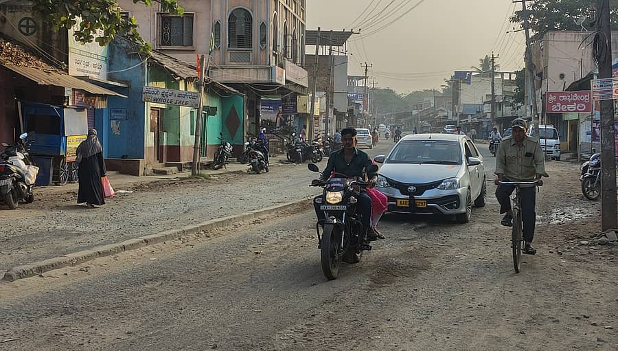 ಮಲೇಬೆನ್ನೂರು ಪಟ್ಟಣದ ಹೃದಯಭಾಗದಲ್ಲಿ ಹಾದು ಹೋಗಿರುವ ರಾಜ್ಯ ಹೆದ್ದಾರಿ-25ರ ಡಾಂಬರೀಕರಣ ಕಾಮಗಾರಿ ಆರಂಭವಾಗದ ಕಾರಣ, ಗುಂಡಿ ಬಿದ್ದಿರುವ ರಸ್ತೆಯಲ್ಲೇ ಸಾಗುತ್ತಿರುವ ವಾಹನ