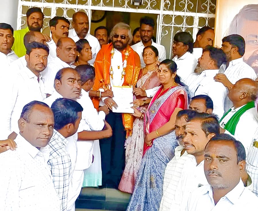 ಹುಲಸೂರ ಪಟ್ಟಣ ಪಂಚಾಯಿತಿಯಾಗಿ ಮೇಲ್ದರ್ಜೆಗೇರಿಸುವ ನಿಟ್ಟಿನಲ್ಲಿ ಗ್ರಾಮ ಪಂಚಾಯತಿ ಸದಸ್ಯರು ಸಚಿವ ಈಶ್ವರ್‌ ಖಂಡ್ರೆ ಅವರಿಗೆ ಮನವಿ ಪತ್ರ ಸಲ್ಲಿಸಿದರು 