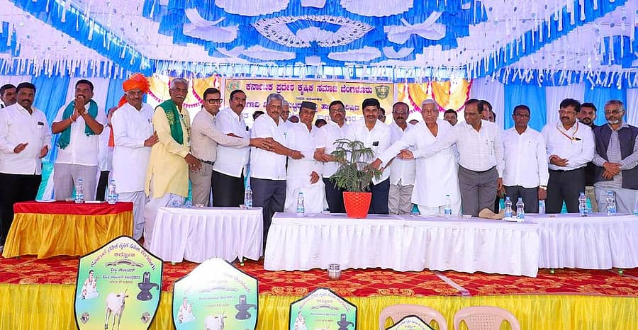 <div class="paragraphs"><p>ಮೂಡಲಗಿ ತಾಲ್ಲೂಕಿನ ಕಲ್ಲೋಳಿಯ ಪ್ರಗತಿಪರ ರೈತ ಬಾಳಪ್ಪ ಬಿ. ಬೆಳಕೂಡ ಅವರ ತೊಟದಲ್ಲಿ ಬೆಂಗಳೂರಿನ ಕರ್ನಾಟಕ ಪ್ರದೇಶ ಕೃಷಿಕ ಸಮಾಜದವರ ಸಹಯೋಗದಲ್ಲಿ ಸೋಮವಾರ ಏರ್ಪಡಿಸಿದ್ದ ಬೆಳಗಾವಿ ವಿಭಾಗ ಮಟ್ಟದ ಕಬ್ಬು ಹಾಗೂ ಅರಿಷಿಣ ಬೆಳೆಯ ಕ್ಷೇತ್ರೋತ್ಸವ</p></div>