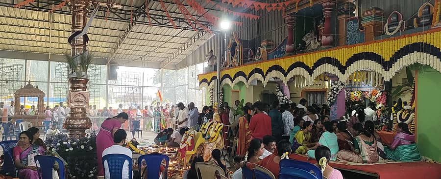 ದೇವನಹಳ್ಳಿಯ ಚನ್ನರಾಯಪಟ್ಟಣ ಹೋಬಳಿಯ ಗಂಗಾವರ ಚೌಡಪ್ಪನಹಳ್ಳಿ ಸಮೀಪವಿರುವ ತಬ್ಬು ಲಿಂಗೇಶ್ವರ ಸ್ವಾಮಿ ದೇವಾಲಯದಲ್ಲಿ ಕಡೇ ಕಾರ್ತಿಕ ಸೋಮವಾರದಂದು ಸ್ವಾಮಿಯ ದರ್ಶನಕ್ಕೆ ಭಕ್ತರು ಸರತಿ ಸಾಲಿನಲ್ಲಿ ನಿಂತಿದ್ದರು