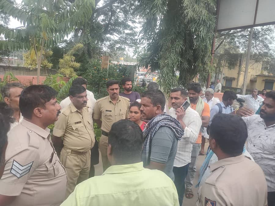 ಪೊಲೀಸರೊಂದಿಗೆ ಮೃತ ಮಹಿಳೆಯ ಸಂಬಂಧಿಕರು ವಾಗ್ವಾದ ನಡೆಸಿದರು.