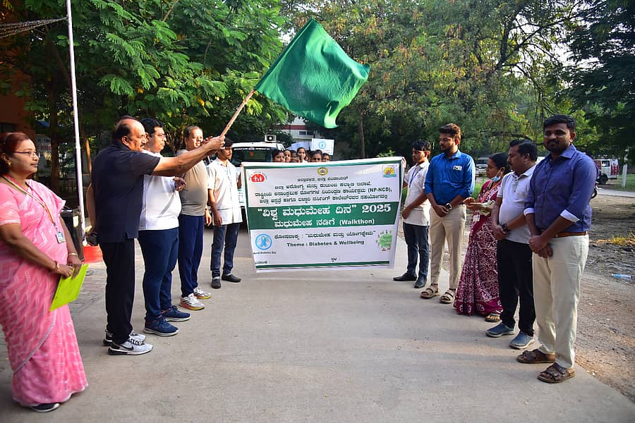 ವಿಶ್ವ ಮಧುಮೇಹ ದಿನ ಅಂಗವಾಗಿ ಮಧುಮೇಹ ಮತ್ತು ಯೋಗಕ್ಷೇಮ ಎಂಬ ಘೋಷವಾಕ್ಯದಡಿ ನಗರದ ಜಿಲ್ಲಾ ಆಸ್ಪತ್ರೆ ಆವರಣದಲ್ಲಿ ಸೋಮವಾರ ಹಮ್ಮಿಕೊಂಡಿದ್ದ ಜನಜಾಗೃತಿ ವಾಕಥಾನ್ಗೆ ಪಾಲಿಕೆ ಆಯುಕ್ತ ಮಂಜುನಾಥ್, ಜಿಲ್ಲಾ ಆರೋಗ್ಯ ಮತ್ತು ಕುಟುಂಬ ಕಲ್ಯಾಣಾಧಿಕಾರಿ ರಮೇಶ್ ಬಾಬು ಮತ್ತಿತರರು ಚಾಲನೆ ನೀಡಿದರು.