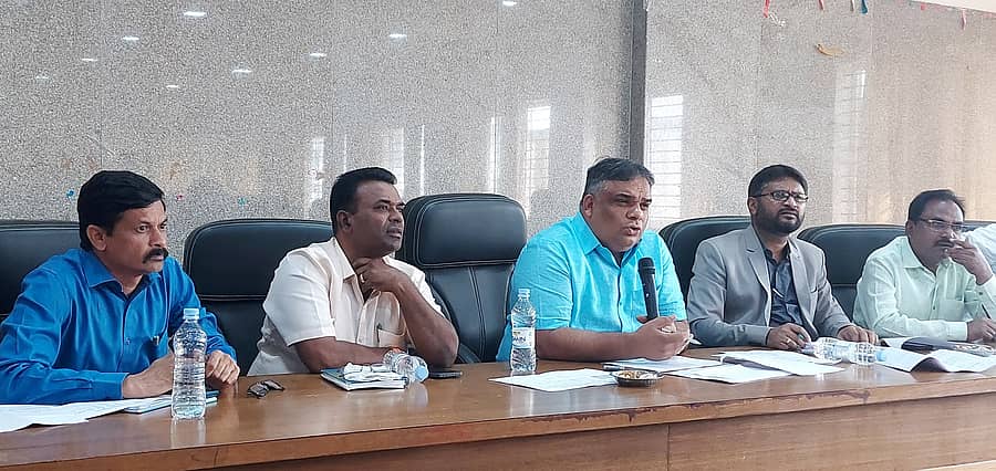 ಶಿಗ್ಗಾವಿ ಪಟ್ಟಣದ ಡಾ.ಬಿ.ಆರ್.ಅಂಬೇಡ್ಕರ್ ಸಕರ್ಾರಿ ಕಚೇರಿಗಳ ಸಂಕೀರ್ಣ ದ ಸಭಾಭವನದಲ್ಲಿ ಸೋಮವಾರ ನಡೆದ ಶಿಗ್ಗಾವಿ-ಸವಣೂರ ತಾಲ್ಲೂಕಿನ ತಹಶೀಲ್ದಾರರು, ಪಿಡಿಒಗಳ ಮತ್ತು ವಿ.ಎಗಳ ಸಭೆಯಲ್ಲಿ ಶಾಸಕ ಯಾಸೀರ್ ಅಹ್ಮದಖಾನ್ ಪಠಾಣ ಮಾತನಾಡಿದರು.