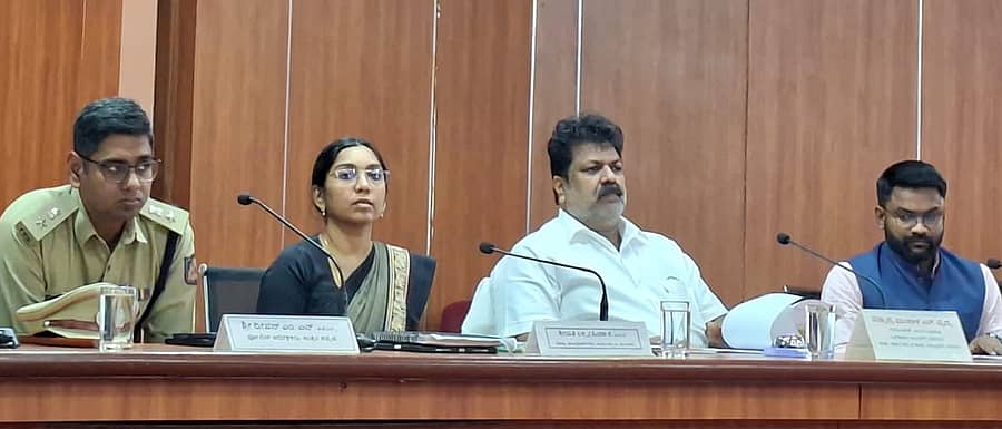 ಕಾರವಾರದ ಜಿಲ್ಲಾ ಪಂಚಾಯಿತಿ ಸಭಾಂಗಣದಲ್ಲಿ ಉಸ್ತುವಾರಿ ಸಚಿವ ಮಂಕಾಳ ವೈದ್ಯ ಅಧ್ಯಕ್ಷತೆಯಲ್ಲಿ ಜಿಲ್ಲಾ ಯೋಜನಾ ಸಮಿತಿ ರಚನೆ ಕುರಿತು ಪೂರ್ವಭಾವಿ ಸಭೆ ನಡೆಯಿತು. ಜಿಲ್ಲಾ ಪೊಲೀಸ್ ವರಿಷ್ಠಾಧಿಕಾರಿ ದೀಪನ್ ಎಂ.ಎನ್, ಜಿಲ್ಲಾಧಿಕಾರಿ ಕೆ. ಲಕ್ಷ್ಮಿಪ್ರಿಯಾ, ಜಿಲ್ಲಾ ಪಂಚಾಯಿತಿ ಸಿಇಒ ಡಾ.ದಿಲೀಷ್ ಶಶಿ ಪಾಲ್ಗೊಂಡಿದ್ದರು  