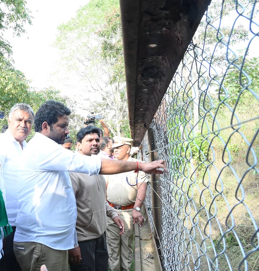 ಎಚ್.ಡಿ.ಕೋಟೆ ತಾಲ್ಲೂಕಿನ ನಾಗರಹೊಳೆ ಹುಲಿ ಸಂರಕ್ಷಿತ ಪ್ರದೇಶದ ಅಂತರಸಂತೆ ವಲಯದ ದಮ್ಮನಕಟ್ಟೆ ಗೇಟ್ ಬಳಿ ಚೈನ್ ಲಿಂಕ್ ಮೆಶ್ ಅಳವಡಿಕೆಗೆ ಶಾಸಕ ಅನಿಲ್ ಚಿಕ್ಕಮಾದು ಚಾಲನೆ ನೀಡಿದರು