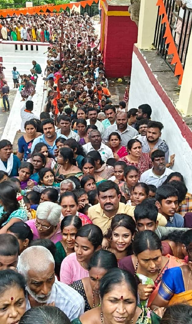 ಕೋಲಾರದ ಅಂತರಗಂಗೆಯಲ್ಲಿ ‌ಸರತಿ ಸಾಲಿನಲ್ಲಿ ನಿಂತಿದ್ದ ಭಕ್ತಸ್ತೋಮ