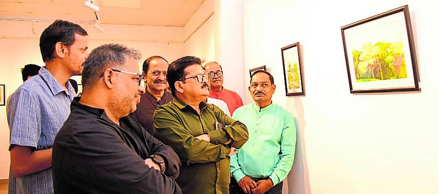 <div class="paragraphs"><p>ದಾವಣಗೆರೆಯ ಕಲಾ ಗ್ಯಾಲರಿಯಲ್ಲಿ ಆಯೋಜಿಸಿರುವ ‘ವರ್ಣ ವಿಕಾಸ’ ಚಿತ್ರಕಲಾ ಪ್ರದರ್ಶನವನ್ನು ಮಂಡ್ಯ ರಮೇಶ್ ಉದ್ಘಾಟಿಸಿ ಕಲಾಕೃತಿಗಳನ್ನು ವೀಕ್ಷಿಸಿದರು ಪ್ರಜಾವಾಣಿ ಚಿತ್ರ</p></div>