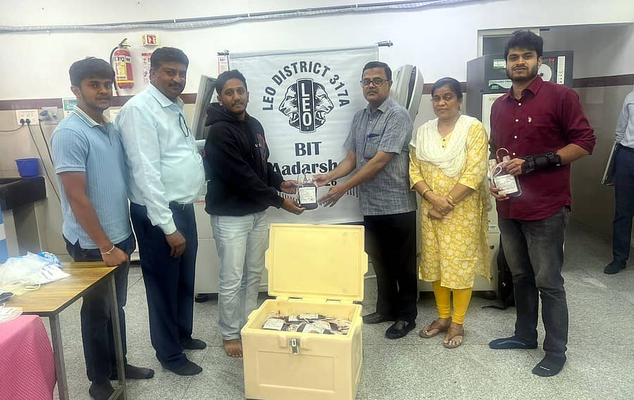 ಚನ್ನಪಟ್ಟಣದಲ್ಲಿ ಸಂಗ್ರಹಿಸಲಾಗಿದ್ದ 80 ಯೂನಿಟ್ ರಕ್ತವನ್ನು ಬ್ಲಡ್ ಬ್ಯಾಂಕಿನ ವ್ಯವಸ್ಥಾಪಕ ಚಂದ್ರೇಗೌಡ ಬೆಂಗಳೂರಿನ ಕಿದ್ವಾಯಿ ಆಸ್ಪತ್ರೆಗೆ ಈಚೆಗೆ ಕೊಡುಗೆಯಾಗಿ ನೀಡಿದರು. ಲಯನ್ಸ್ ಕ್ಲಬ್ ಆದರ್ಶದ ಅಧ್ಯಕ್ಷೆ ಭುವನೇಶ್ವರಿ, ಸದಸ್ಯೆ ಮಮತಾ ಸುಂದರ್ ರಾಜು, ಇತರರು ಹಾಜರಿದ್ದರು