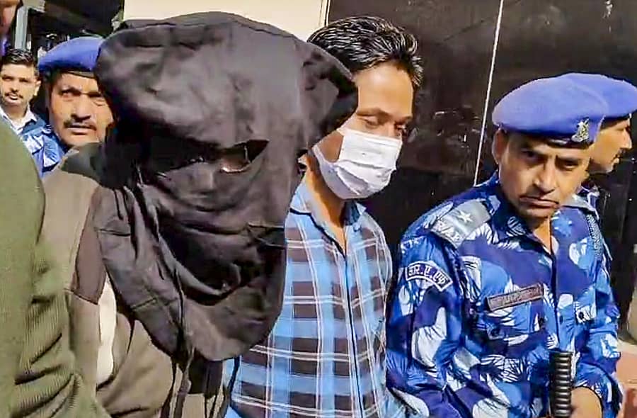 <div class="paragraphs"><p>ದೆಹಲಿಯ ಕೆಂಪುಕೋಟೆಯಲ್ಲಿ ನಡೆದ ಬಾಂಬ್ ಸ್ಫೋಟಕ್ಕೆ ಸಂಬಂಧಿಸಿದಂತೆ ನವದೆಹಲಿಯ ಪಾಟಿಯಾಲ ಹೌಸ್ ನ್ಯಾಯಾಲಯದ ಮುಂದೆ ಮುಖ್ಯ ಆರೋಪಿ ಅಮೀರ್ ರಷೀದ್ ಅಲಿಯನ್ನು ಸೋಮವಾರ ಭದ್ರತಾ ಪಡೆಗಳು ಹಾಜರುಪಡಿಸಿದರು–ಪಿಟಿಐ ಚಿತ್ರ</p></div>