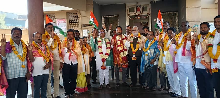 ಹುಮನಾಬಾದ್ ಟಿಎಪಿಸಿಎಂಎಸ್ ಚುನಾವಣೆಯಲ್ಲಿ ಅವಿರೋಧವಾಗಿ ಆಯ್ಕೆಯಾದ ನೂತನ ನಿರ್ದೇಶಕರನ್ನು ವಿಧಾನ ಪರಿಷತ್ ಸದಸ್ಯ ಡಾ.ಚಂದ್ರಶೇಖರ ಪಾಟೀಲ ಸನ್ಮಾನಿಸಿದರು