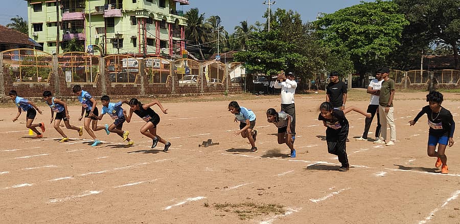 ಕಾರವಾರದ ಮಾಲಾದೇವಿ ಮೈದಾನದಲ್ಲಿ ಅಥ್ಲೆಟಿಕ್ಸ್ ಅಸೋಸಿಯೆಶನ್‌ನ ಜಿಲ್ಲಾ ಘಟಕ ಹಮ್ಮಿಕೊಂಡಿದ್ದ ಅಸ್ಮಿತಾ ಜಿಲ್ಲಾಮಟ್ಟದ ಅಥ್ಲೆಟಿಕ್ ಲೀಗ್‌ನಲ್ಲಿ 14 ವರ್ಷದ ಒಳಗಿನ ಬಾಲಕಿಯರು ಓಟದ ಸ್ಪರ್ಧೆಯಲ್ಲಿ ಪಾಲ್ಗೊಂಡಿದ್ದರು 